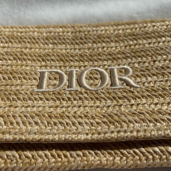 ❤️‍🔥 NWOT Limited Edition Dior raffia clutch w/ original box & wrapping - Picture 2 of 10